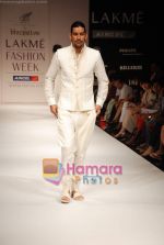 Model walks the ramp for Digvijay Singh Show at Lakme Winter fashion week day 1 on 17th Sept 2010 (40).JPG